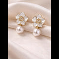 Pearl bloom earring (white)